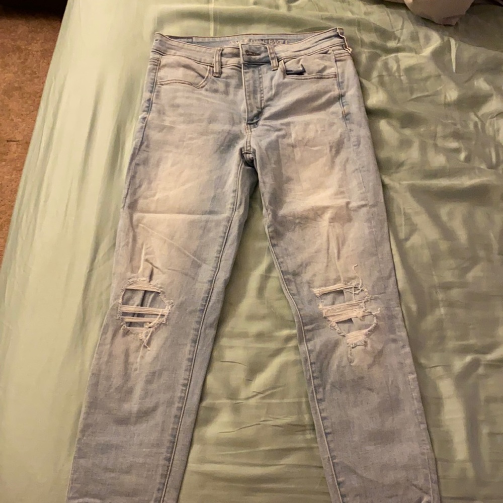 Light wash destroyed skinny jeans